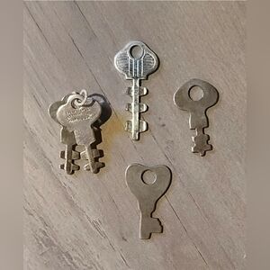 Vintage Keys - Collection - Crafts - Projects Bundle of 5 Assorted KEYS - READ